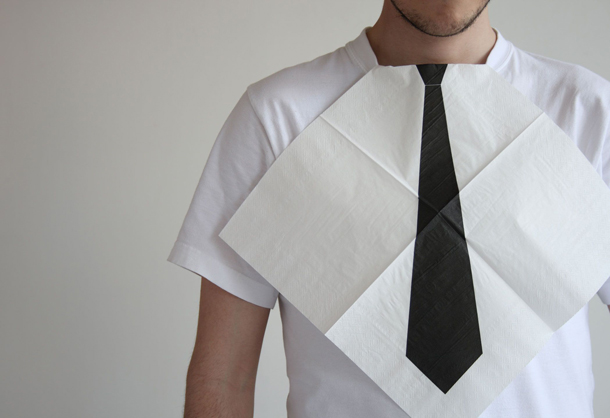 <!--:es-->¿Servilleta de papel o corbata? Un ingenioso diseño de Héctor Serrano<!--:--><!--:pt-->Guardanapo de papel ou gravata? Um engenhoso design de Héctor Serrano<!--:-->