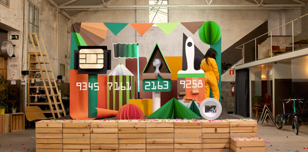 <!--:es-->Una tarjeta de crédito gigante en pop-up <!--:--><!--:pt-->Um cartão de crédito gigante em pop-up<!--:-->