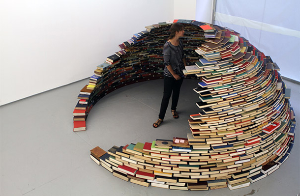 <!--:es-->Increíble instalación en forma de estantería-iglú realizada con libros<!--:-->